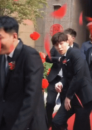 邓伦又当伴郎！穿帅气西装提礼物一路小跑，戴清宫头饰被伴娘捉弄