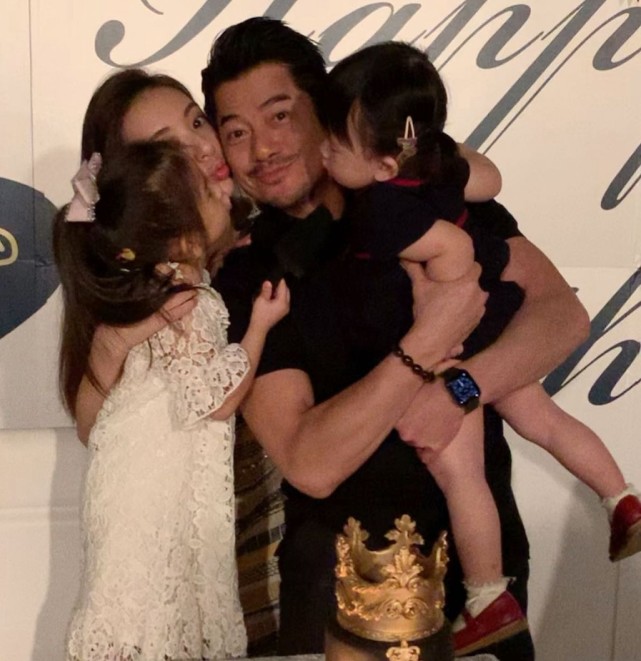 郭富城一家四口罕見同框，夫妻挽手很甜蜜，倆女兒正面超可愛