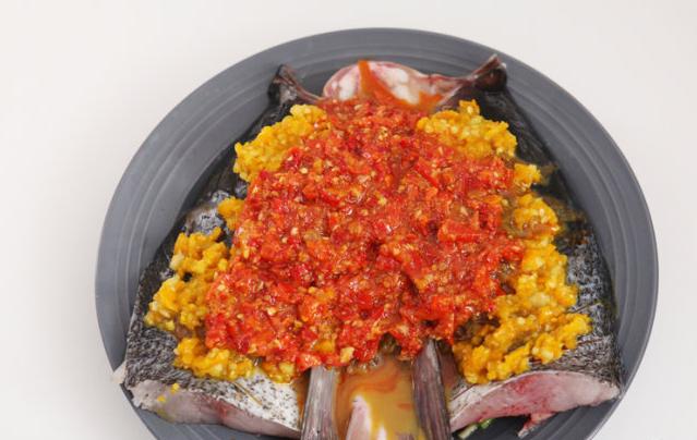 图片[3]-双色剁椒鱼头的做法步骤图厨师长教做正宗剁椒鱼头处理鱼头和-起舞食谱网