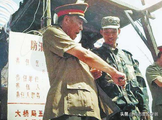98年抗洪流泪的老将军，已经去世3年了，唯一的