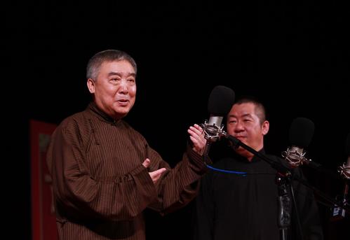 他没有正式师承，但相声表演令侯耀文师胜杰折服，也受郭德纲认可