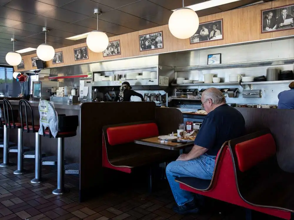 复工首日一个工厂1031人感染！即将解封的BC人不