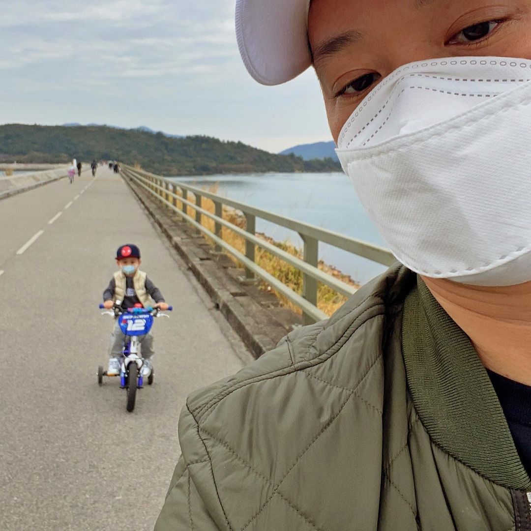 胡杏兒老公和大兒子出遊，父子並排騎車超帥，透露不帶弟弟的原因