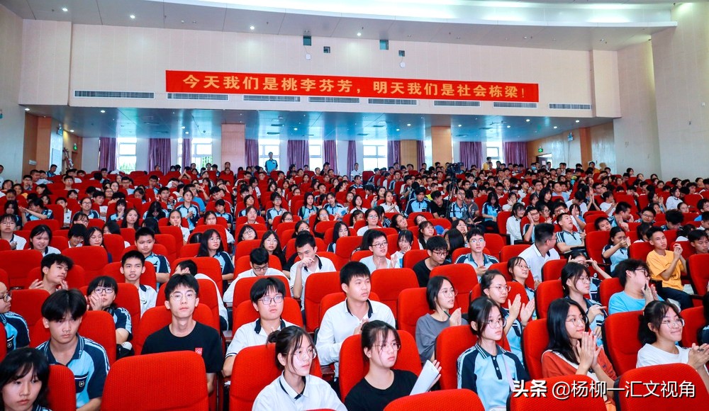 广西南宁沛鸿民族中学怎么样?教职工演讲比赛(图2)