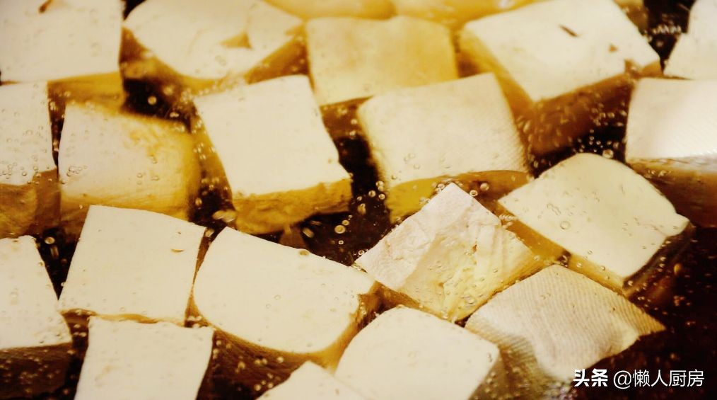 原来豆腐泡的做法这么简单，2块老豆腐就能搞定，外皮金黄不发脆