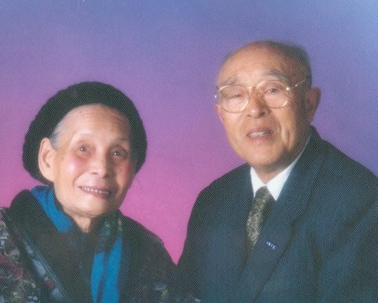 2004年，77岁美国老兵乘专机飞往云南，向一92岁老太下跪