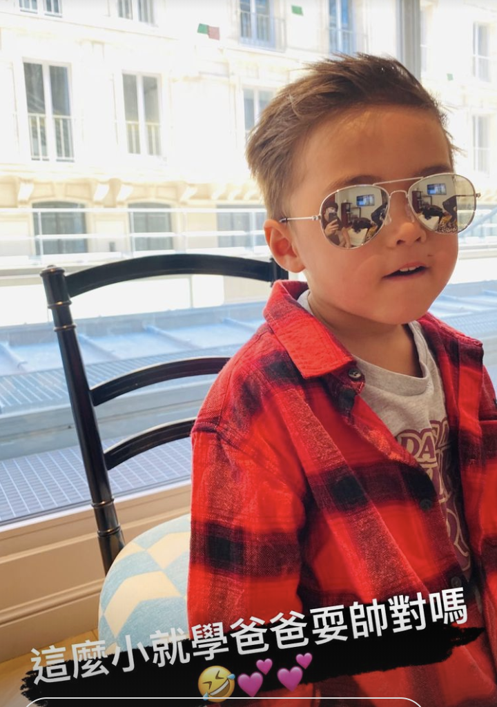 周杰伦时隔4年再晒父女牵手照，海瑟薇身高瞩目，时髦气质似昆凌