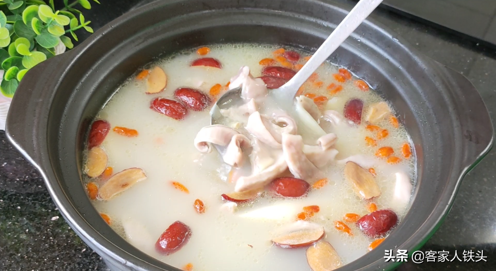 广东猪肚汤好喝有诀窍？别老一套煲，这样搭配，汤色奶白营养味美
