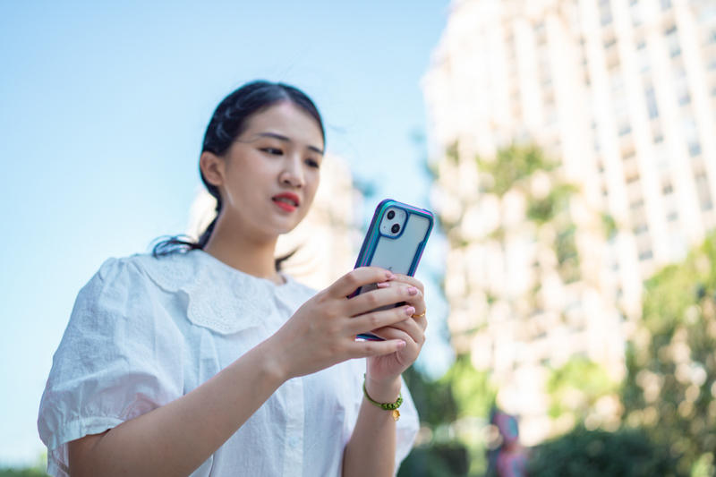 拥有保护欲极强的高颜值伴侣是怎样的体验？决色iPhone13小彩壳