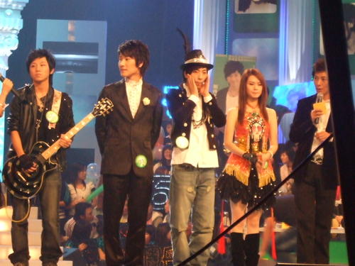 单亲家庭长大，出道14年，爱情事业双丰收｜戚薇