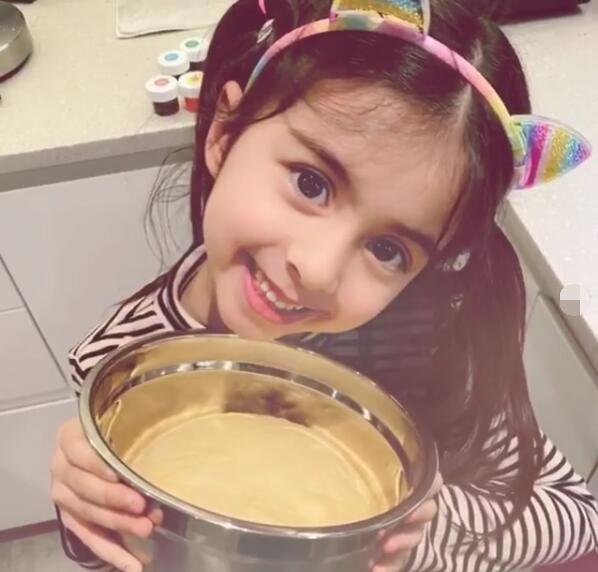 梁咏琪一家三口散步，6岁女儿身高快到妈妈肩膀，五官精致超漂亮