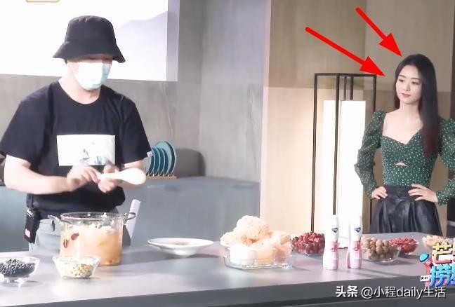 赵丽颖拍摄没开空调，大热天披头散发，而肩膀垫毛巾吸汗很朴实