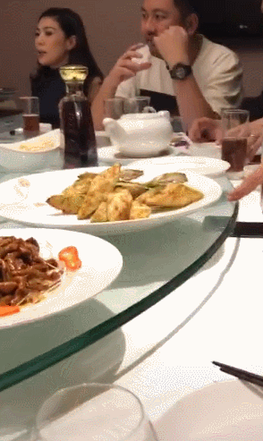 王力宏带妻子饭局闷头只顾吃，娇妻李靓蕾温柔大方，生三胎身材好