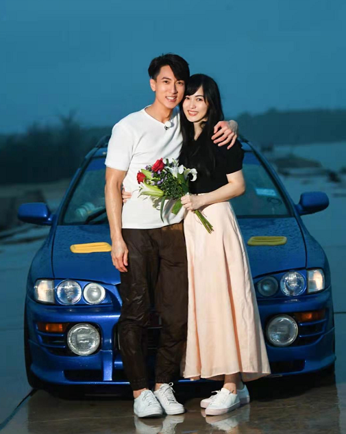 41 years old of Wu Zuntai can maintain! Wear recreational outfit to follow classmate group photo too handsome, complete unlike one generation person