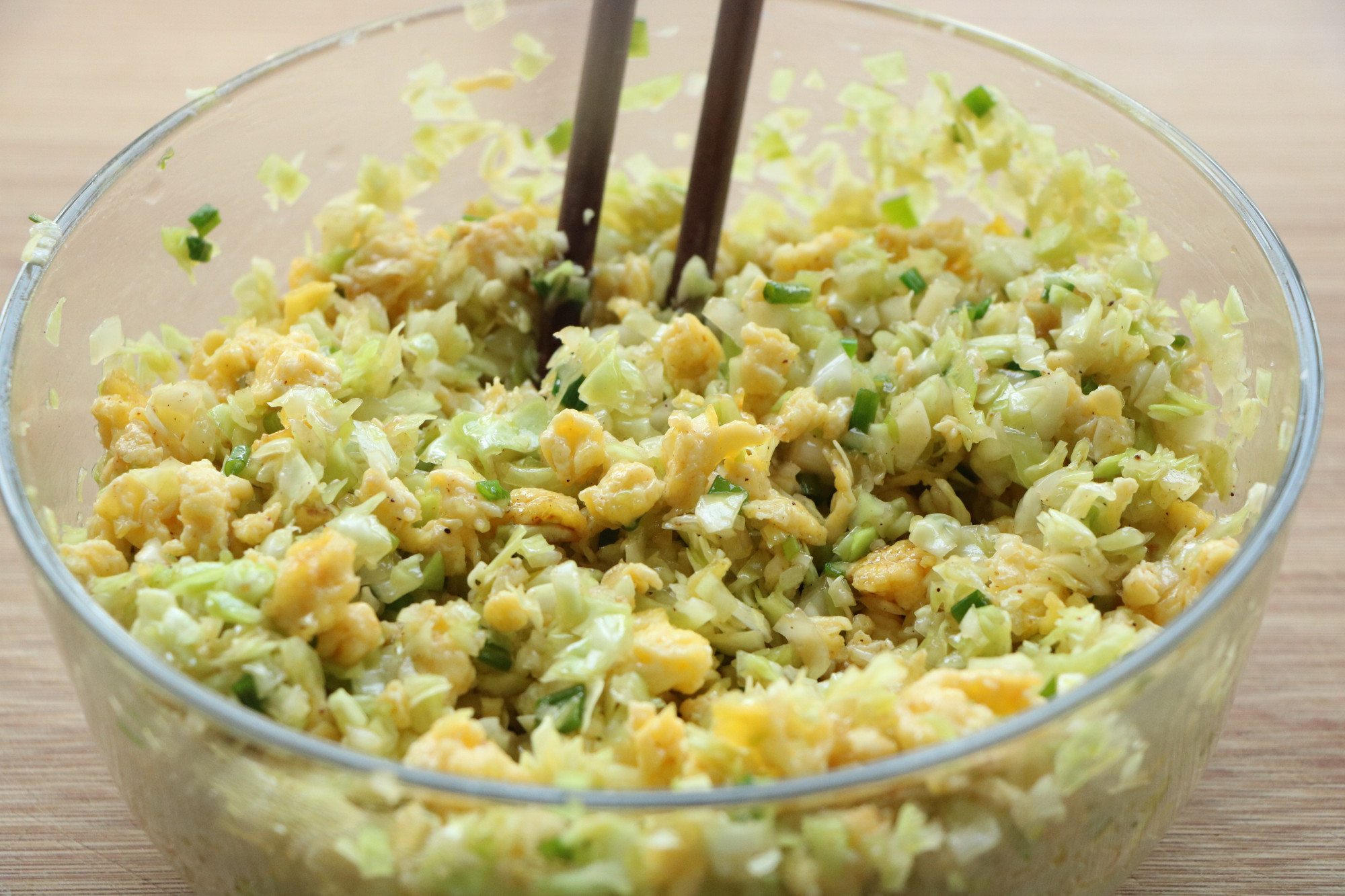 包菜還可以這樣吃，皮薄餡大，金黃酥脆，一人吃一盤都不膩，香