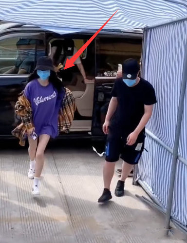 杨幂遭恶意代拍，角度刁钻被拍大腿根，剧组呼