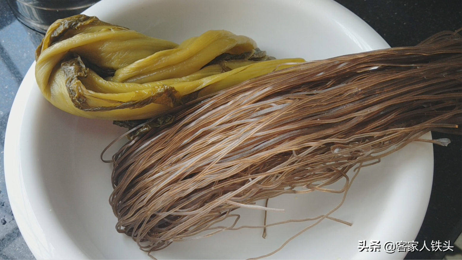1把粉条1把酸菜，两广人都爱的一个吃法，简单开胃，好吃不油腻