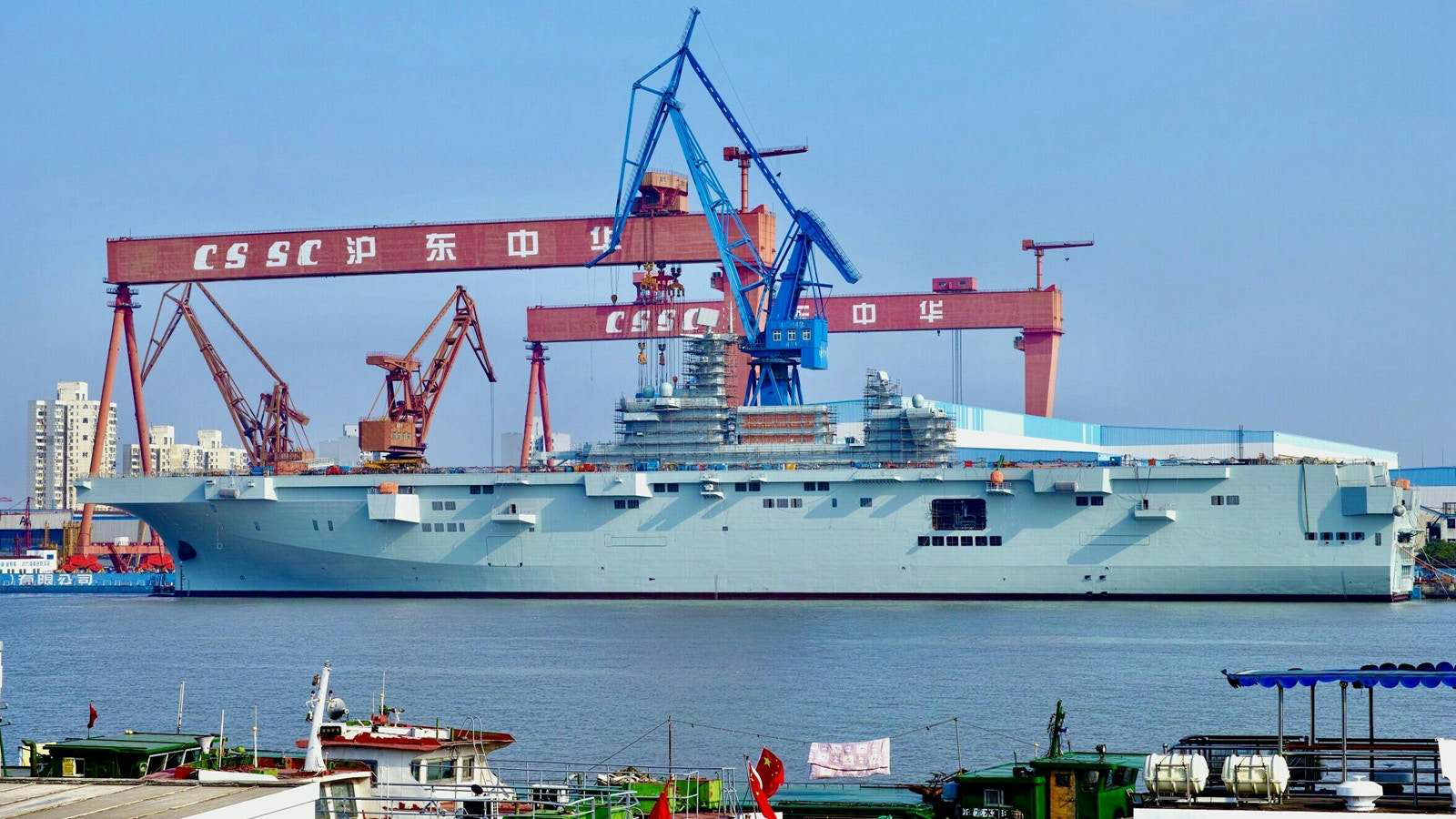 航拍075二号舰下水，疫情期间如何速成？"双舰合璧"威力倍增