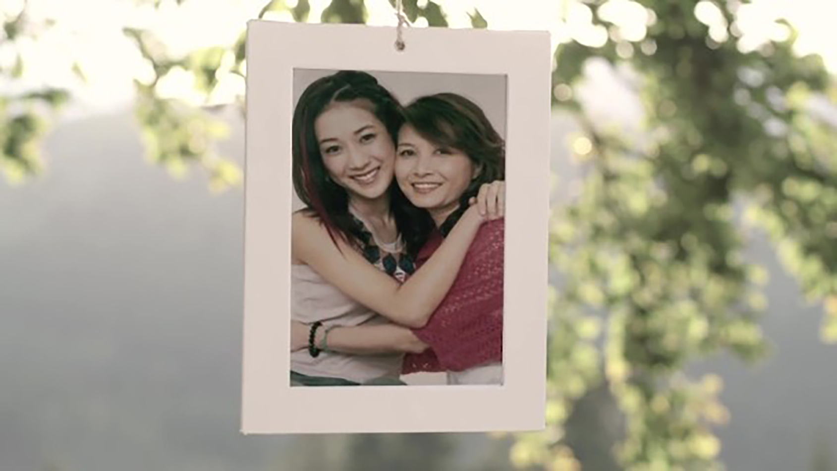 鍾嘉欣拍母親節MV，父母老公子女出鏡，三代同堂牽手散步溫馨感人