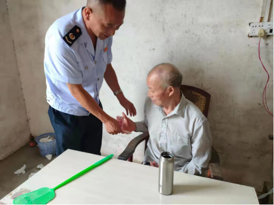 湖北崇阳：“七一”前夕 专程驱车40公里只为这件事