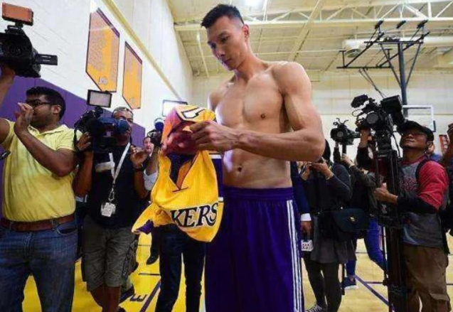 当年湖人开出800万年薪，为啥易建联执意要离开