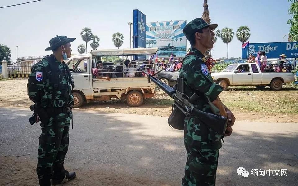 见过示威的，没见缅甸这种示威的，群众示威地方武装拿枪保护