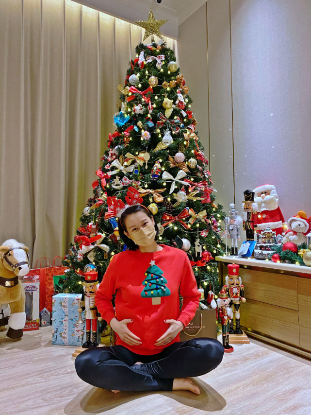 胡杏兒老公帶倆兒子拜年，奕霆奕霖穿喜慶紅裝，手拉手賣萌超可愛