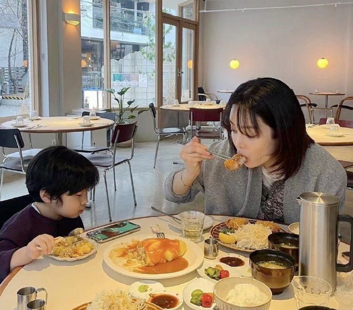 为母则刚！蔡琳离婚风波后晒出儿子照片，五官