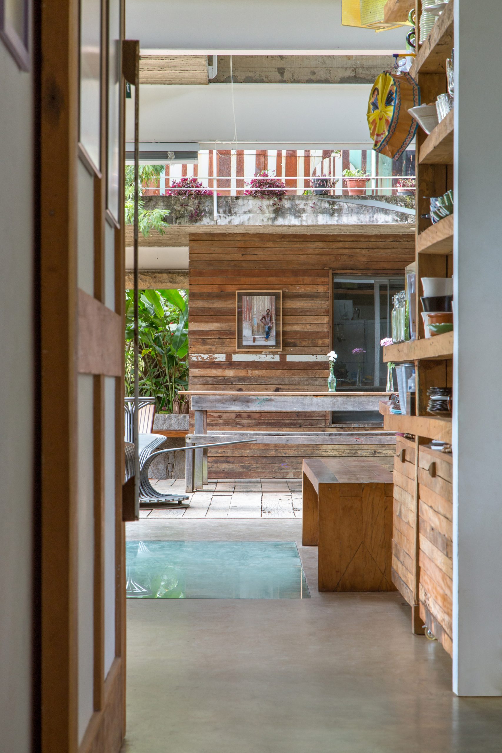 山林环绕的建筑师自宅，有着大坡屋顶和大圆泳池的玻璃房子