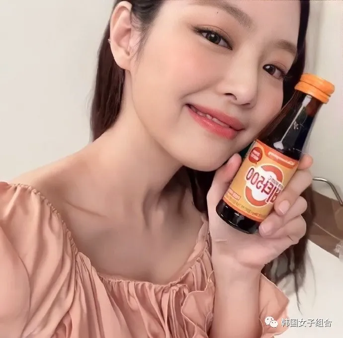 这个女团爱豆的脸颊肉真的是个很大的魅力点呢
