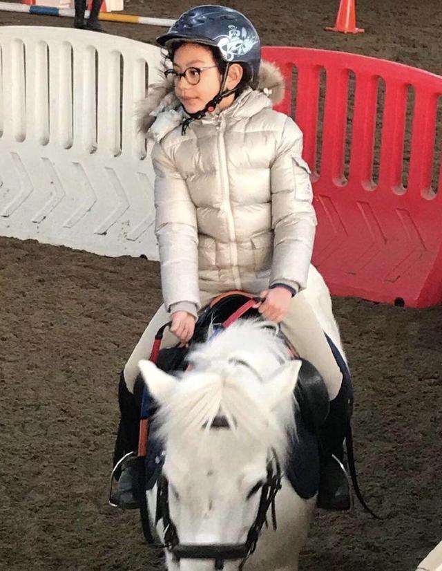 劉燁妻子曬女兒九歲生日照，雙眼有神皮膚黑，一對兔牙搶鏡