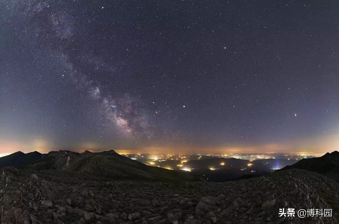 用肉眼精确定位穿过夜空的恒星和行星路径，到底有多难？