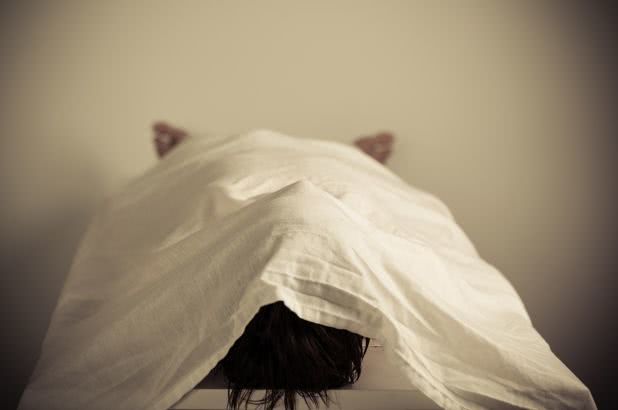 印度男子跟人打了一架，第二天早上妹妹就被人捆住手脚泼汽油点燃