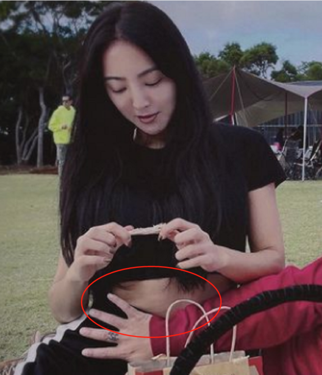 曹格曬夫妻合照撒糖，手撫老婆小腹表情吃驚，吳速玲被猜懷三胎