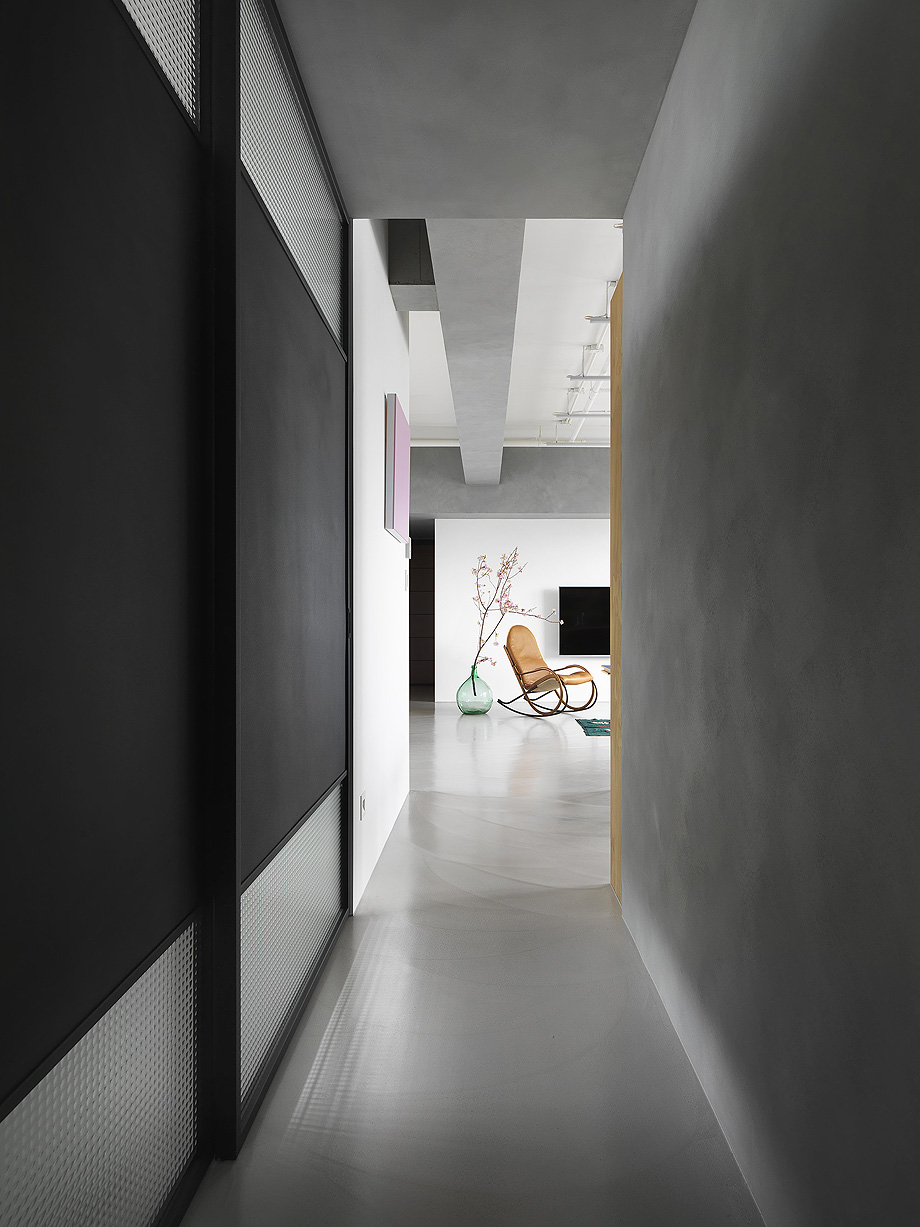 一枝傲梅冷寒中，木顶皮椅点褐红，119 m²极简公寓