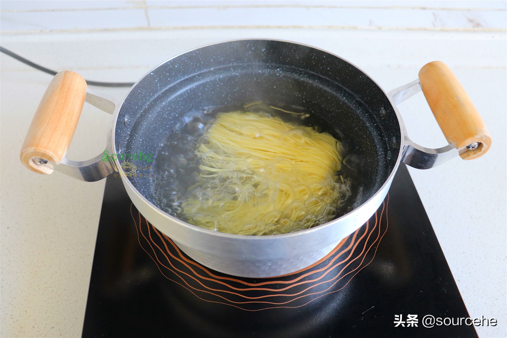 广东的云吞面，在家做只需8分钟，云吞鲜美，面条香滑，老小爱吃