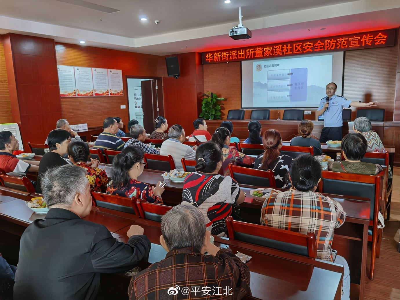 安全防范|华新街派出所开展节前安全防范宣传