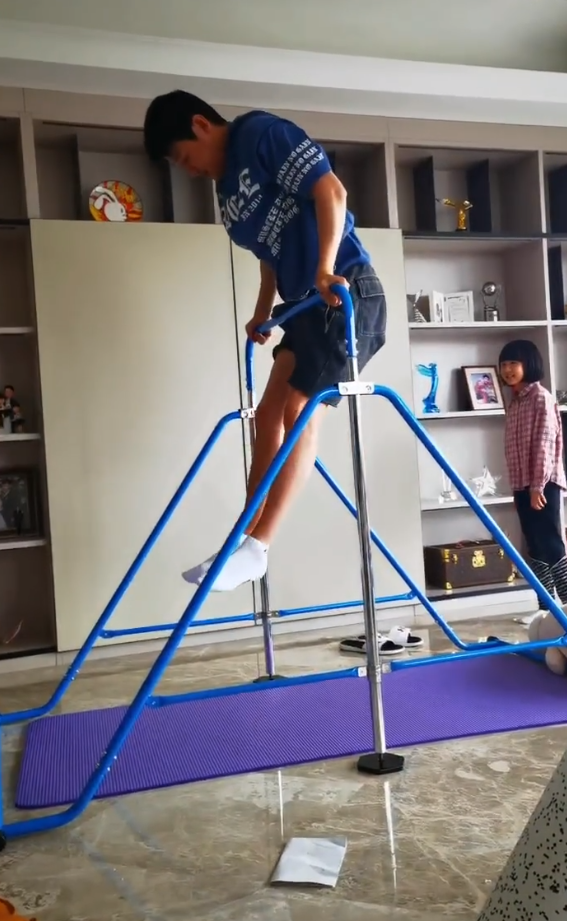 陆毅一家四口同游迪士尼，鲍蕾皮肤黝黑，12岁贝儿大长腿受瞩目