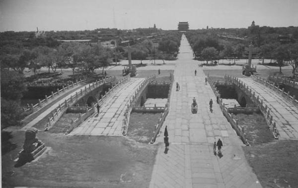 旧照：天安门广场改造前的样子，面积很小，还能看到长安街左右门