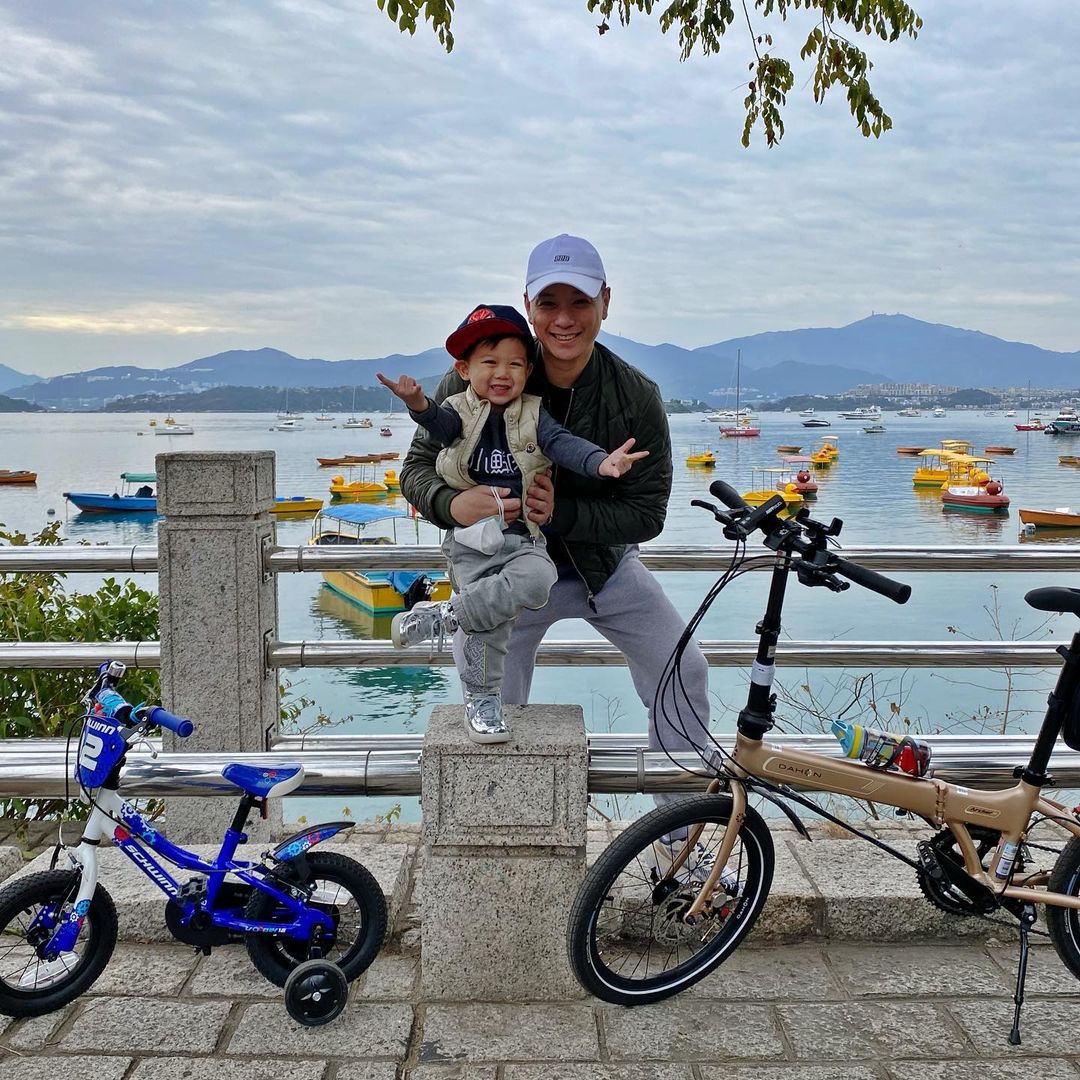 胡杏兒老公和大兒子出遊，父子並排騎車超帥，透露不帶弟弟的原因