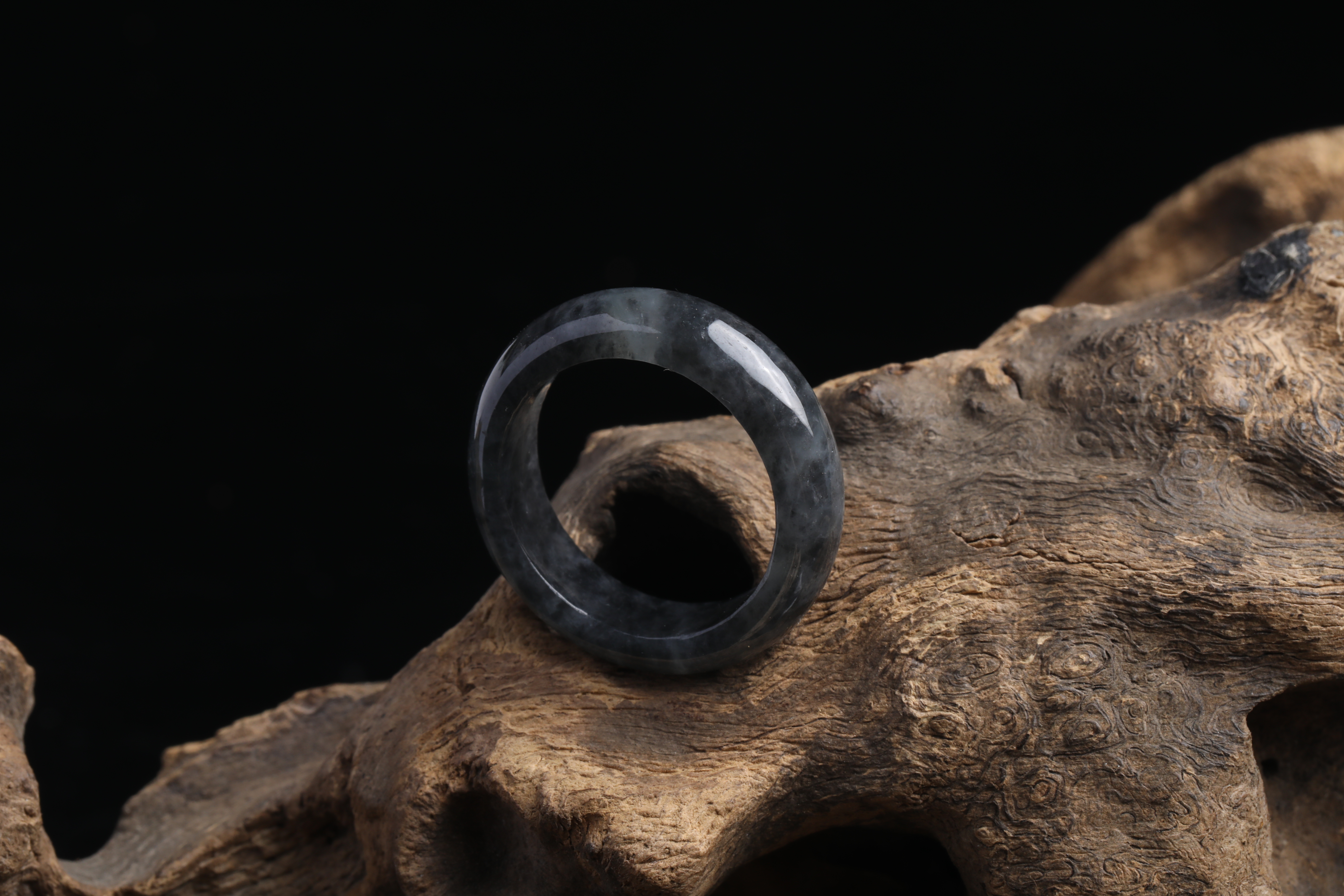 5,种水颜色分布不同:质量上乘的黑翡翠透明度也会比较高,可以达到冰种