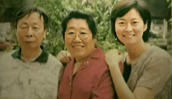 “国民大姐”敬一丹：嫁亿万富商，结婚40年，女