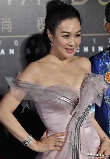 “人鱼公主”钟丽缇的坎坷感情：三婚两离，50岁仍为老公拼四胎