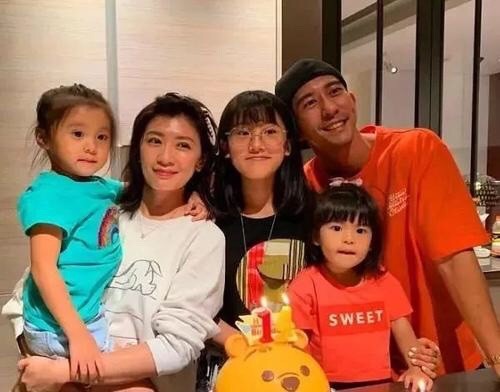 賈靜雯和仨女兒搞怪，4個美女咘咘眼睛居然最小，波妞缺牙張嘴笑