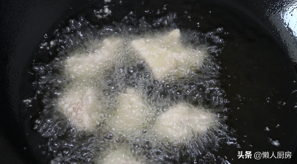 炸鸡裹面包糠不好吃，试试我这种做法，外酥里嫩，配九层塔吃着香