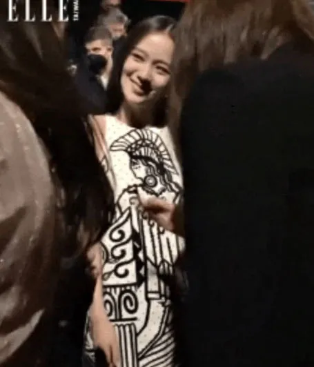EXO伯贤与私生饭的通话录音公开;Dior向智秀抛出橄榄枝?