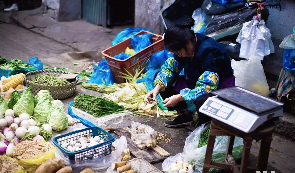 集市上摆摊卖菜的大妈,利用自媒体运营,年收入25万,她怎么做的