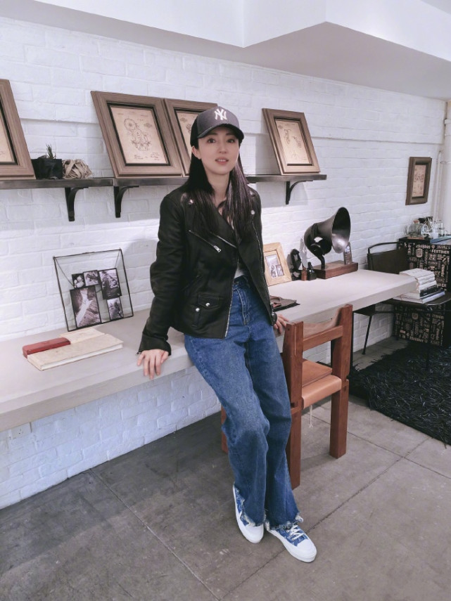 Dong Xuan Pure Brightness takes a daughter to plant tree, 4 years old of small dimple water the individual character that bury earth is independent, 