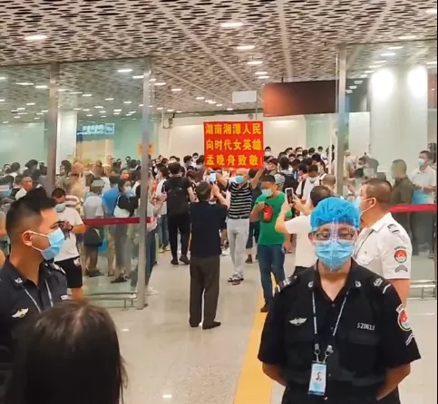 孟晚舟终于回家！接机十个细节令人热泪：手写感言，大合唱太动人
