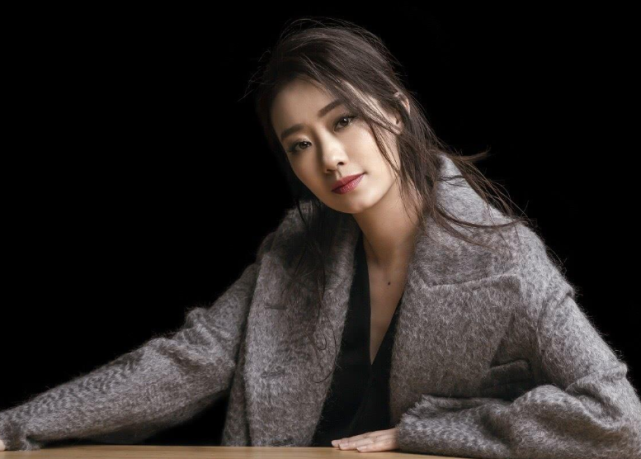 她是冯巩“女儿”，因春晚跷二郎腿一炮而红，